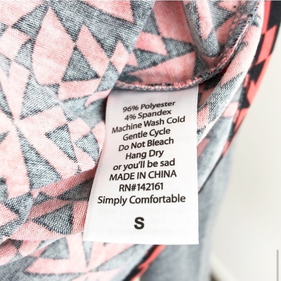 NEW LuLaroe geometric print Randy raglan top - Picture 6 of 7